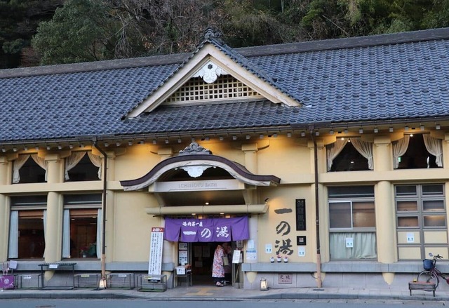 【兵庫】文豪も愛した城崎温泉にオレンジ色の看板が…Xで異論　市はドラッグストア側と事前協議「許可出している」